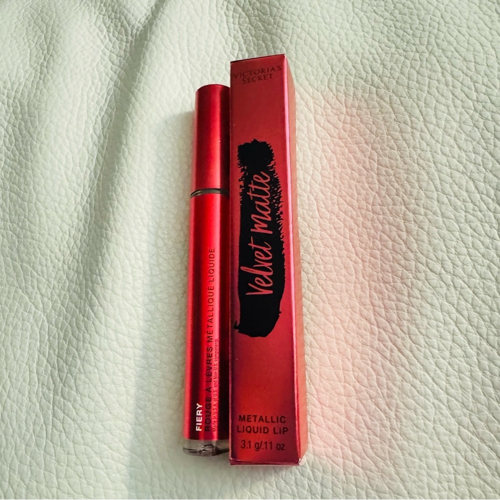 Victoria's Secret Velvet Matte Liquid Lip in Fiery Pink - Picture 3 of 4